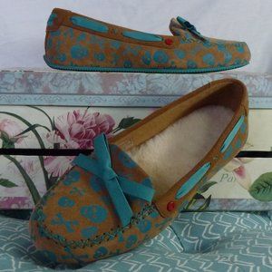 UGG moccasin slippers shearling insole - cute skull & crossbones with bows! NWOB